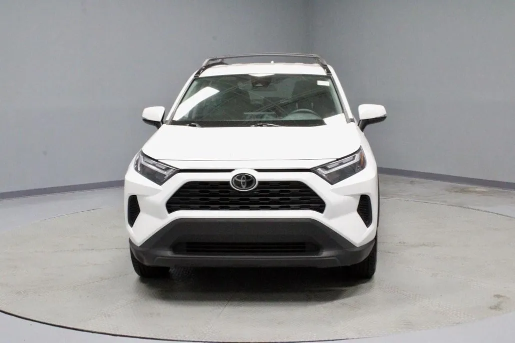 2022 Toyota RAV4 XLE photo 1