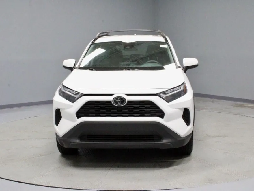 2022 Toyota RAV4 XLE photo 1