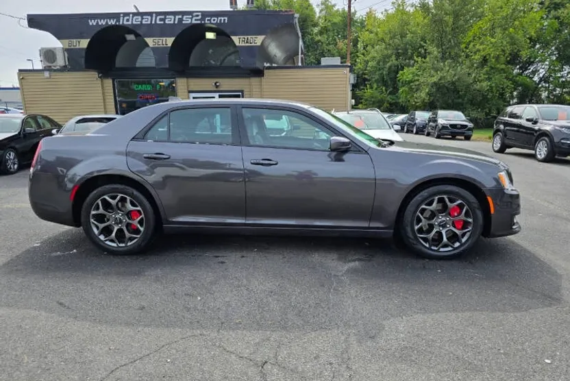 2018 Chrysler 300 S photo 1