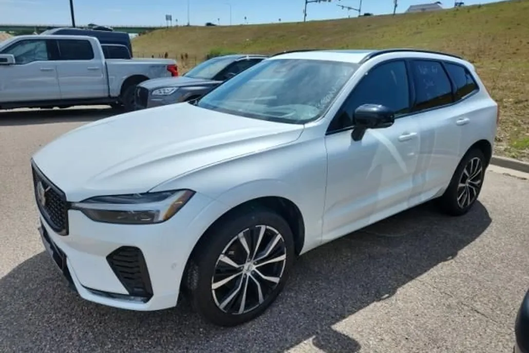 2023 Volvo XC60 B5 Ultimate photo 1