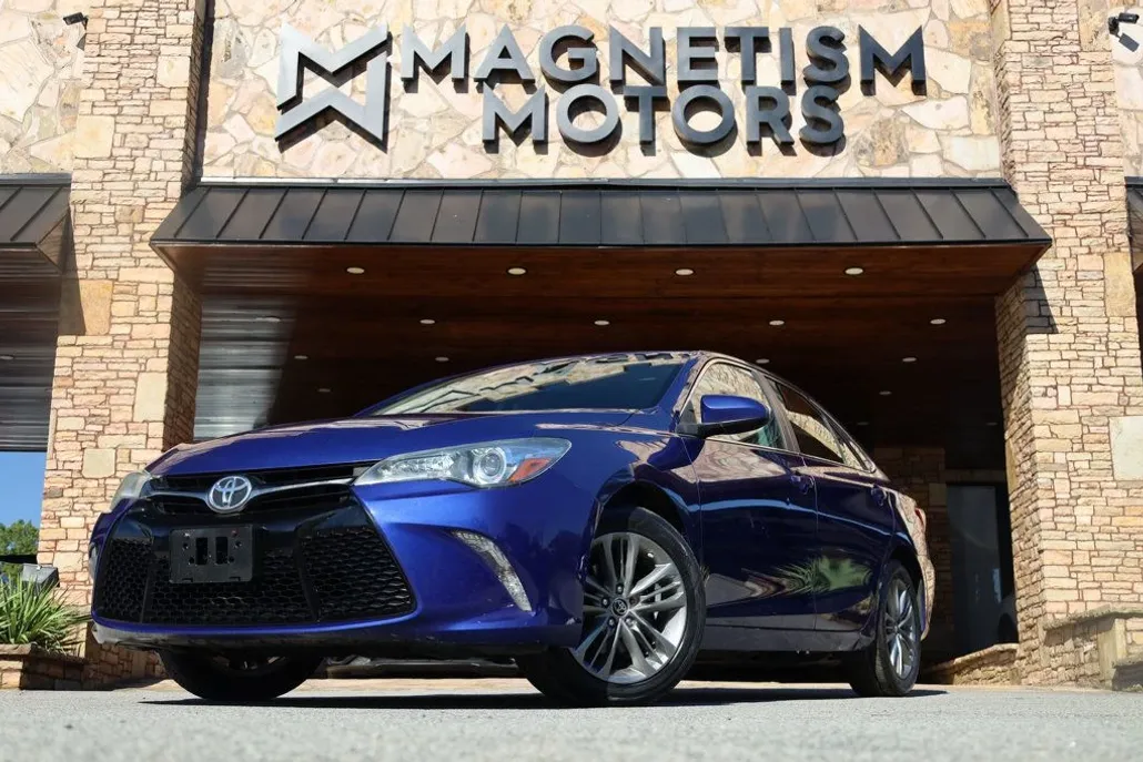 2015 Toyota Camry SE photo 1