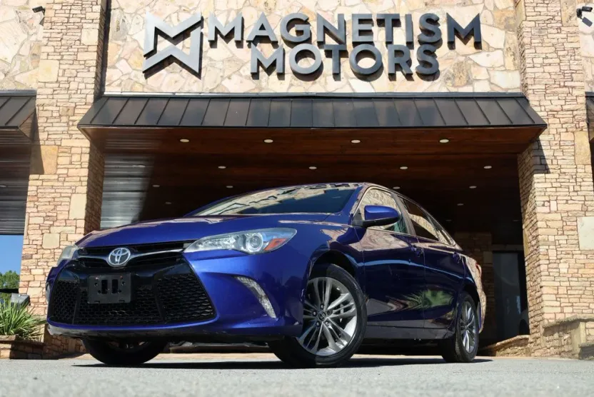 2015 Toyota Camry SE photo 1