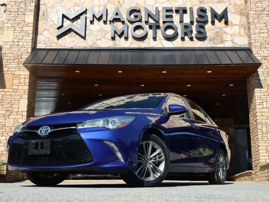 2015 Toyota Camry SE photo 1