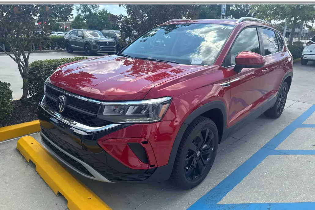 2024 Volkswagen Taos SE photo 1
