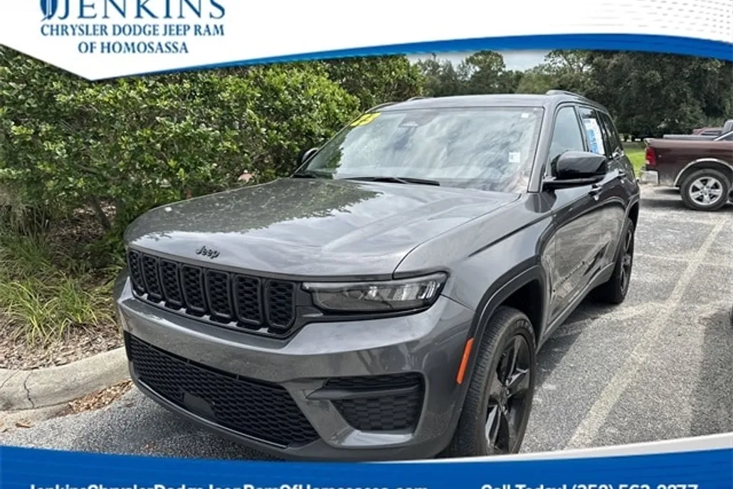 2023 Jeep Grand Cherokee Laredo photo 1
