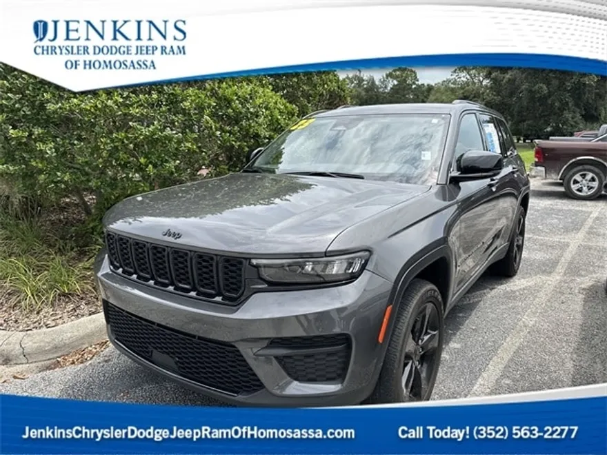 2023 Jeep Grand Cherokee Laredo photo 1