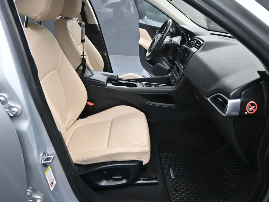 2017 Jaguar F-PACE Premium photo 1