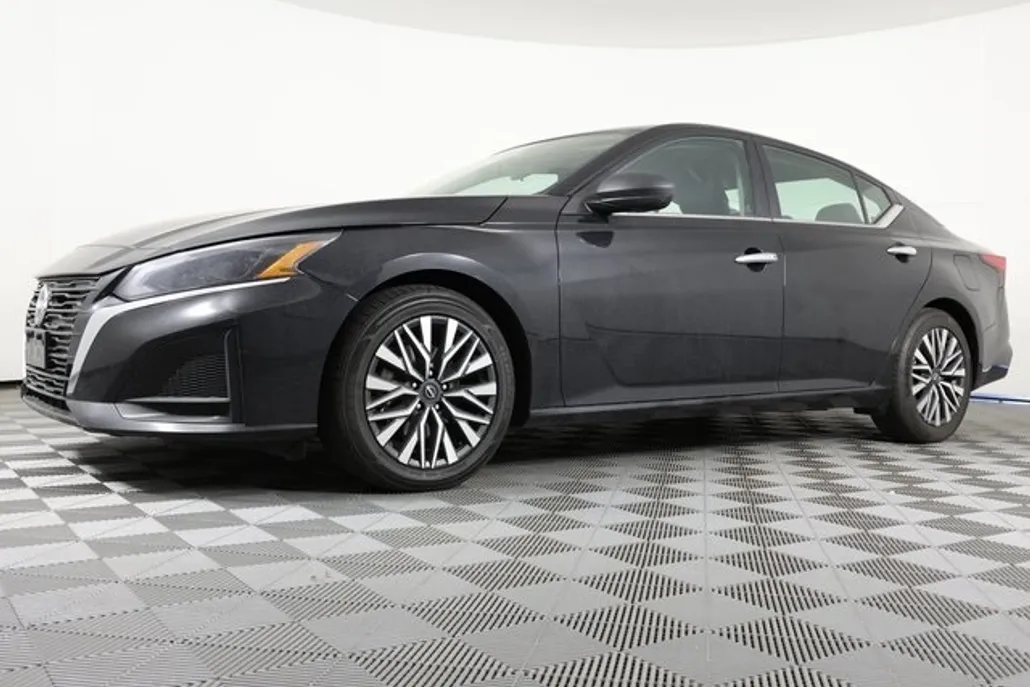 2024 Nissan Altima 2.5 SV photo 1