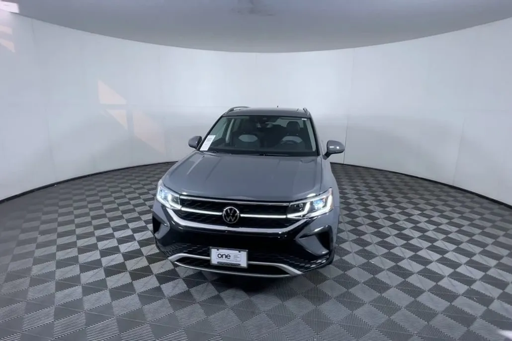 2022 Volkswagen Taos SEL photo 1