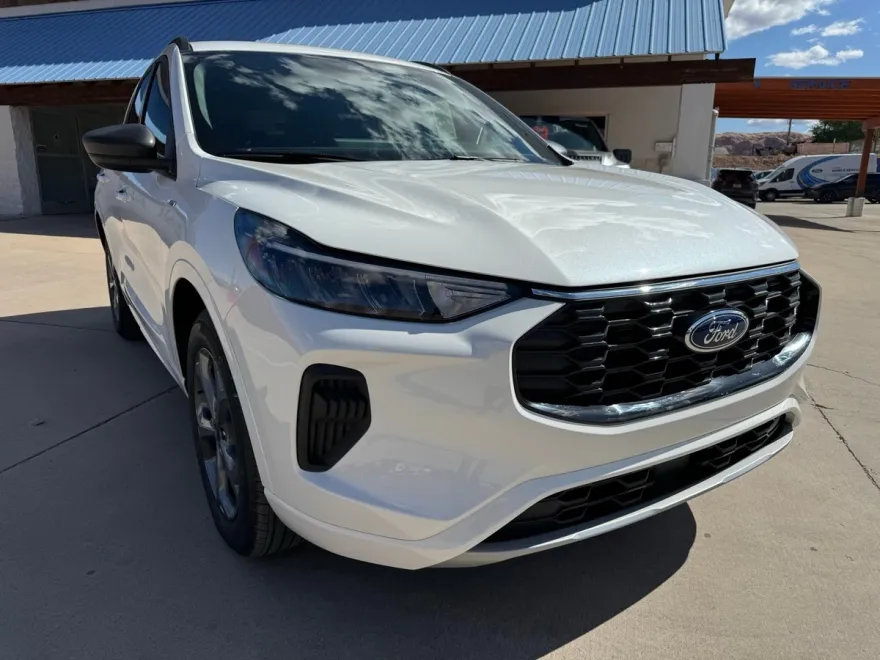 2024 Ford Escape ST-Line photo 1