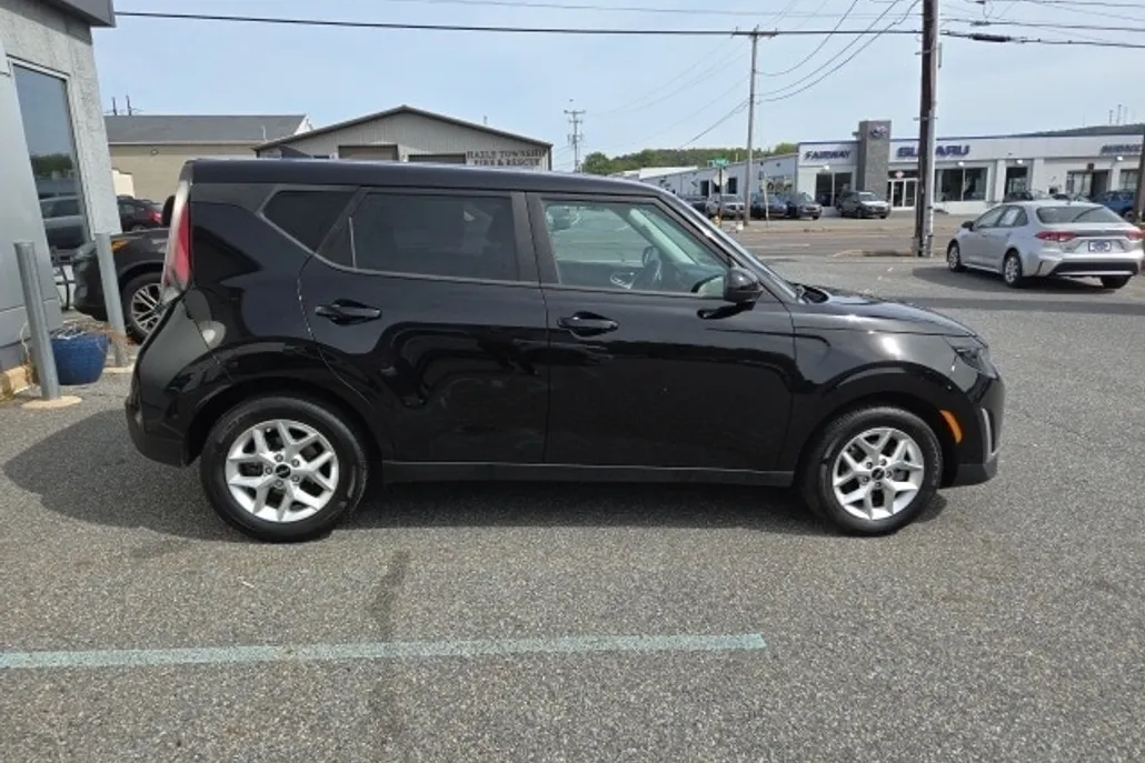 2023 Kia Soul LX photo 1