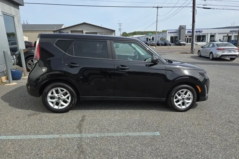 2023 Kia Soul LX photo 1