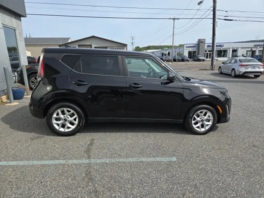 2023 Kia Soul LX photo 1