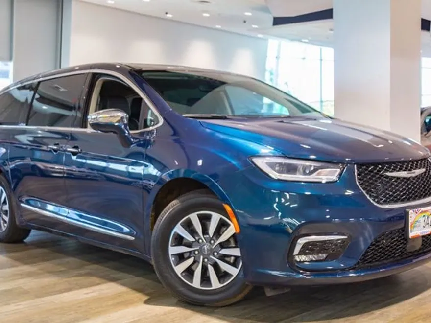 2022 Chrysler Pacifica Hybrid Limited photo 1