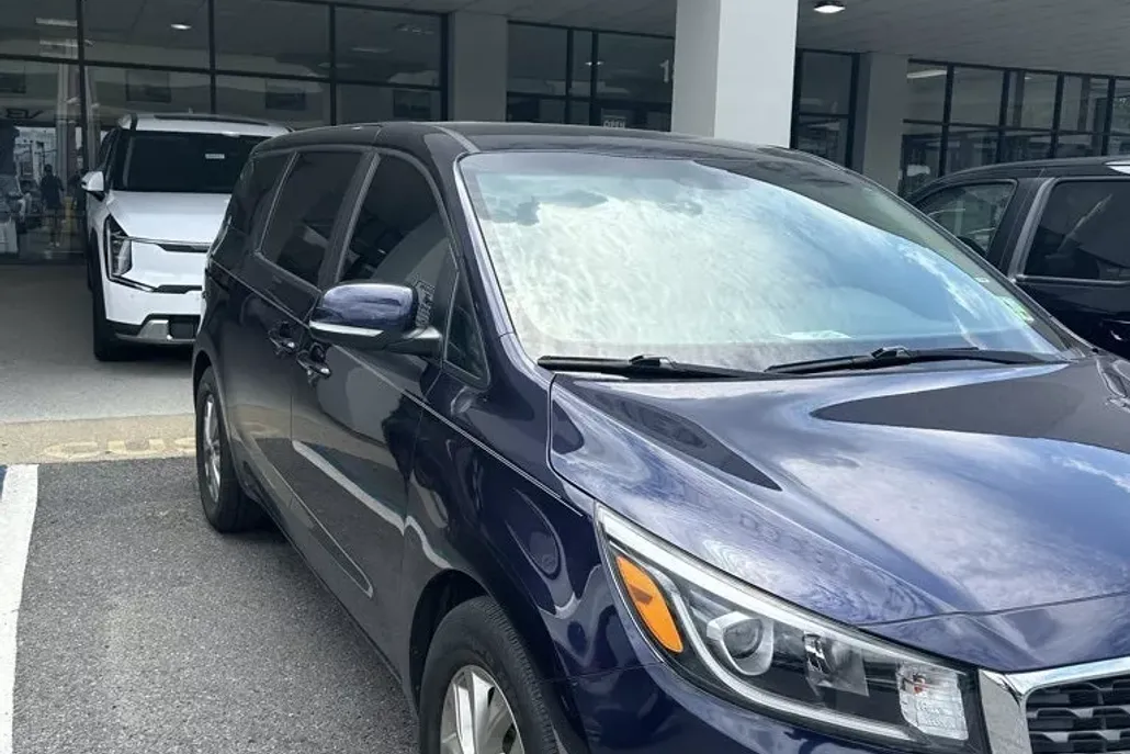 2021 Kia Sedona LX photo 1