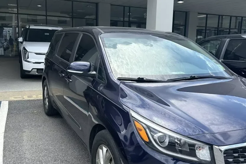 2021 Kia Sedona LX photo 1