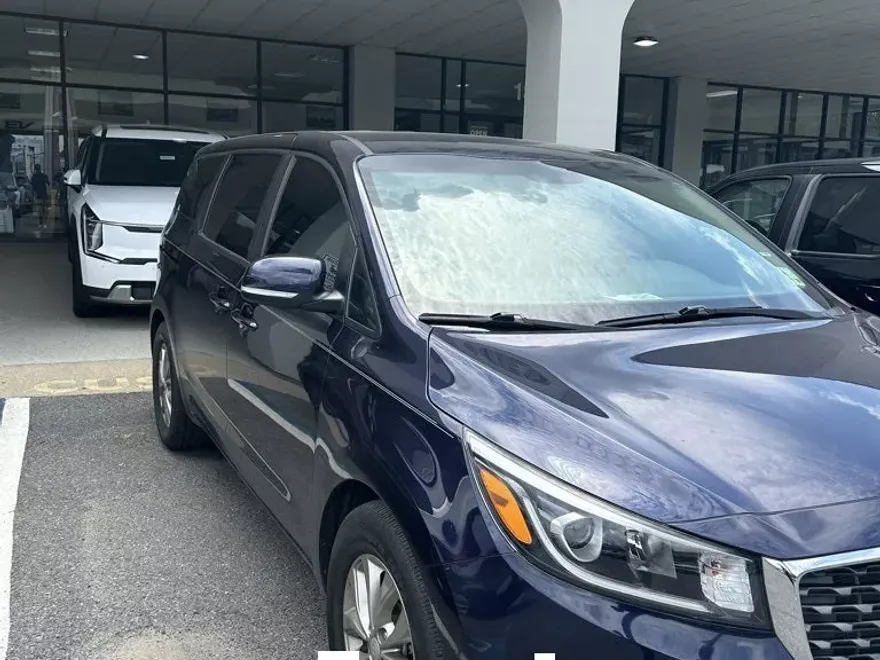 2021 Kia Sedona LX photo 1