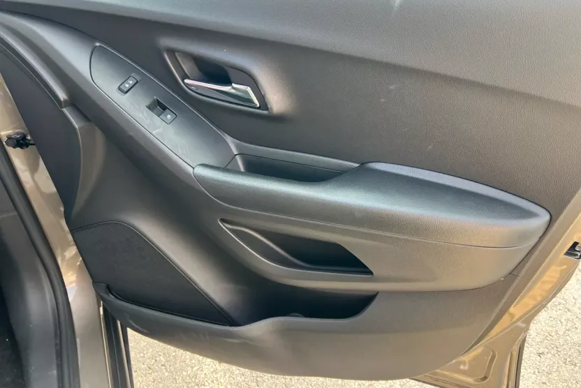 2021 Chevrolet Trax LS photo 1