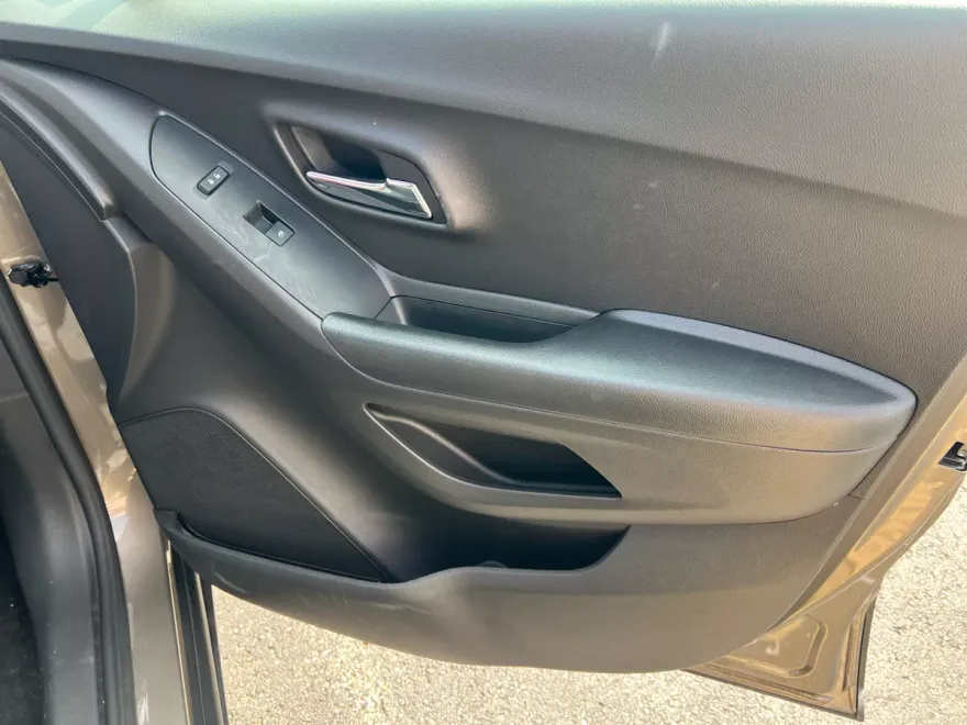 2021 Chevrolet Trax LS photo 1