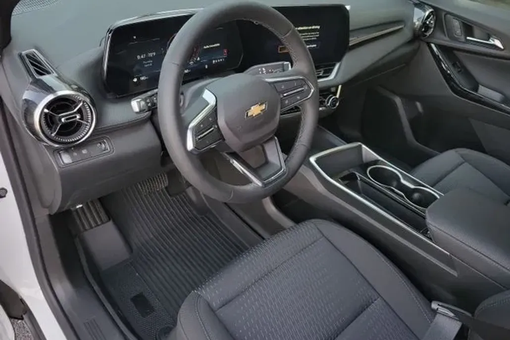 2025 Chevrolet Equinox LT photo 1