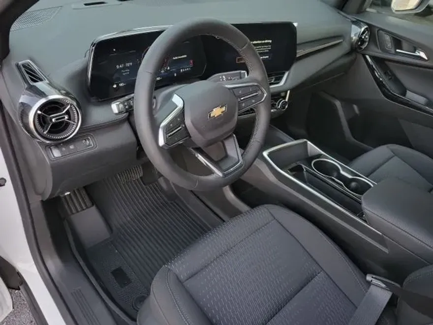 2025 Chevrolet Equinox LT photo 1