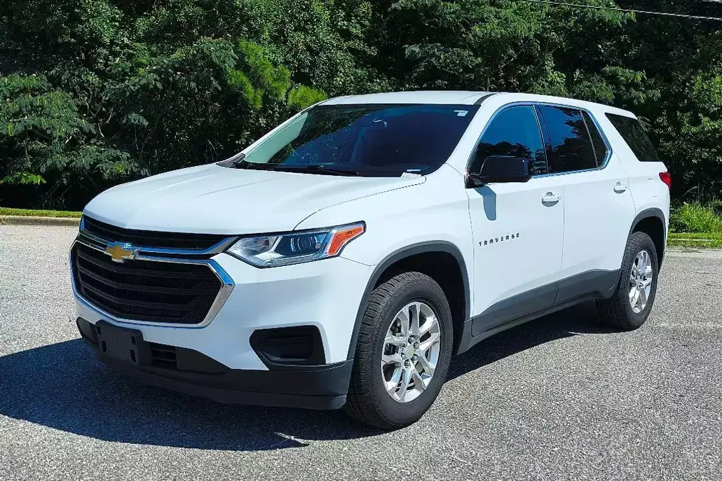 2021 Chevrolet Traverse LS photo 1