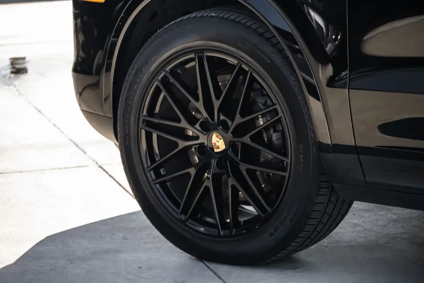 2024 Porsche Cayenne Coupe photo 1