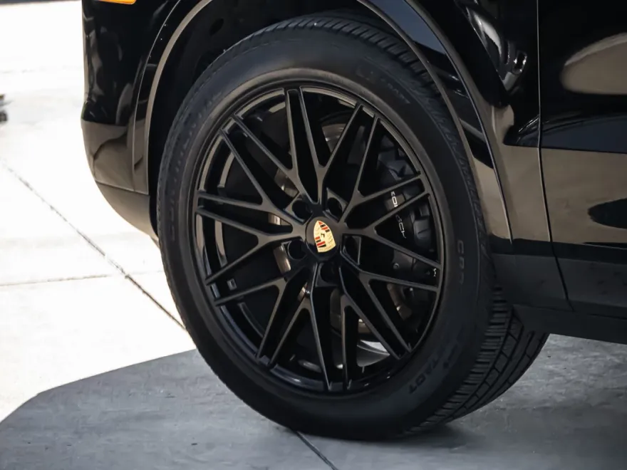 2024 Porsche Cayenne Coupe photo 1