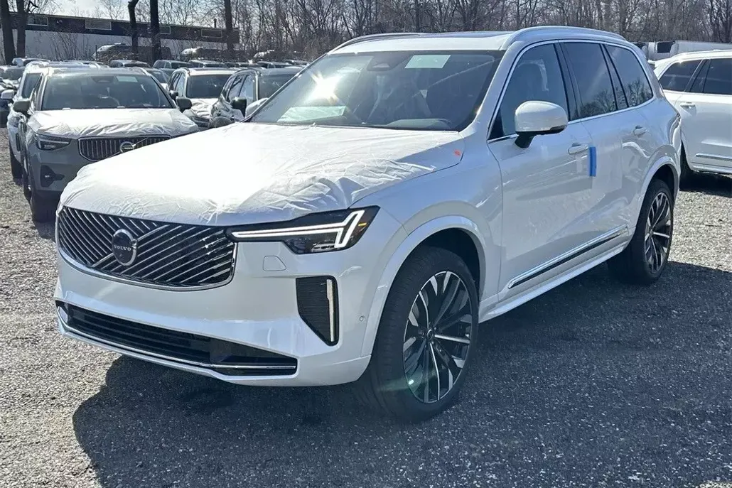 2025 Volvo XC90 Plus photo 1