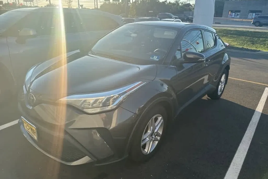 2020 Toyota C-HR LE photo 1