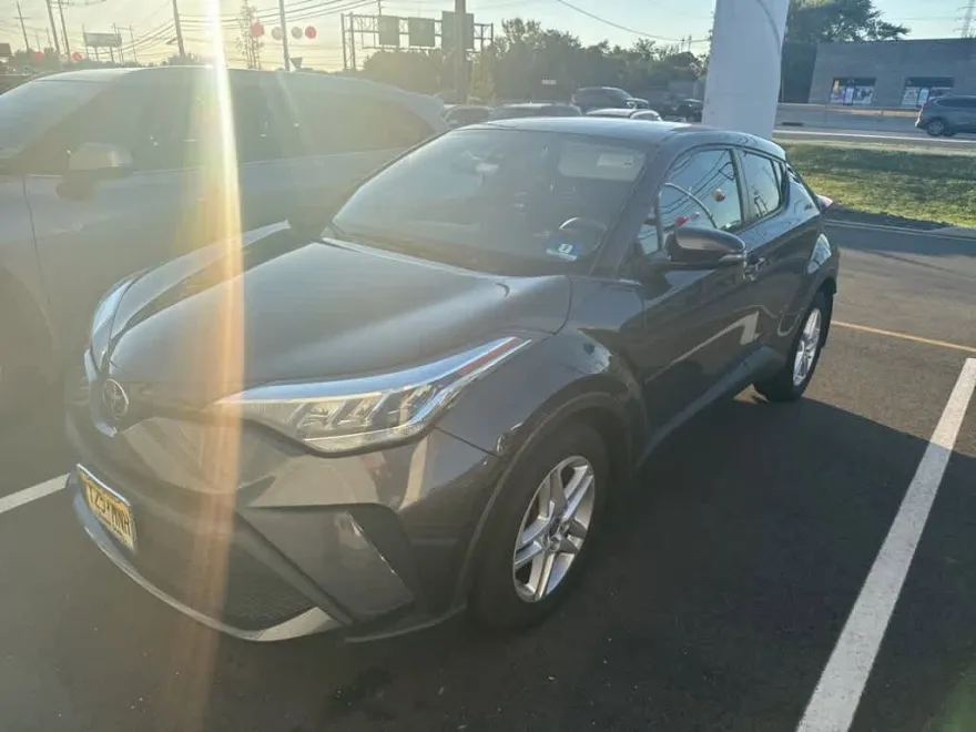 2020 Toyota C-HR LE photo 1