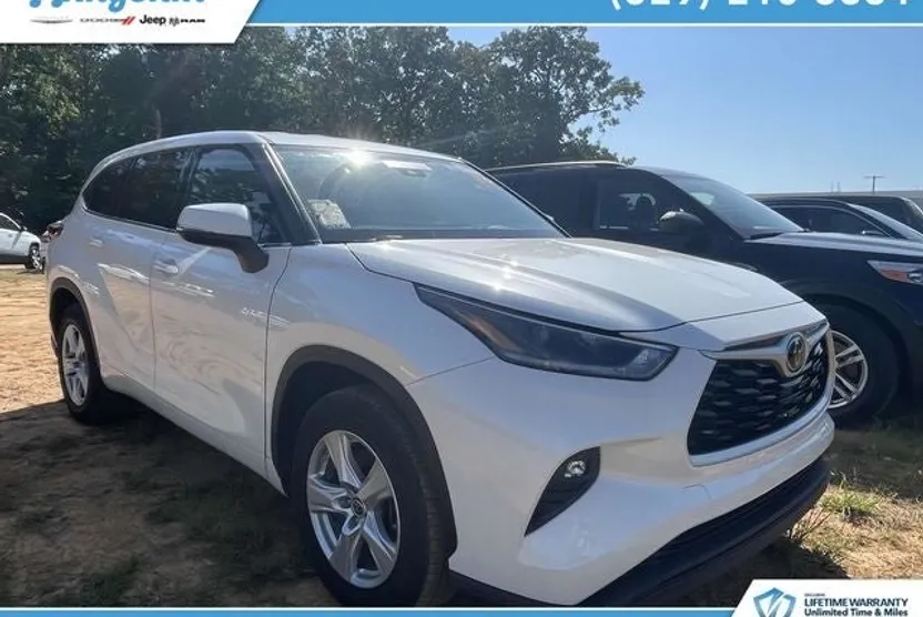 2021 Toyota Highlander LE photo 1
