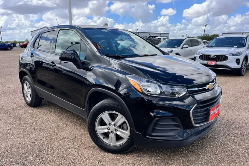 2022 Chevrolet Trax LS photo 1