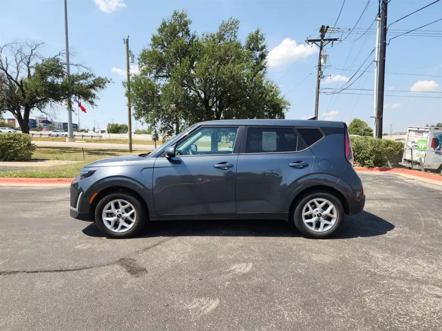 2024 Kia Soul LX photo 1