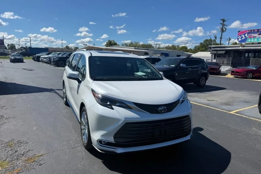 2024 Toyota Sienna Platinum photo 1