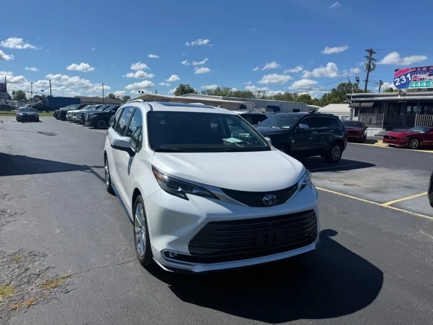 2024 Toyota Sienna Platinum photo 1