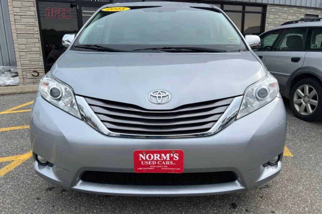 2015 Toyota Sienna XLE photo 1