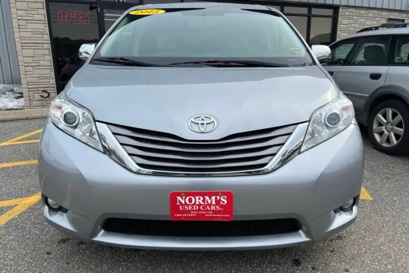 2015 Toyota Sienna XLE photo 1