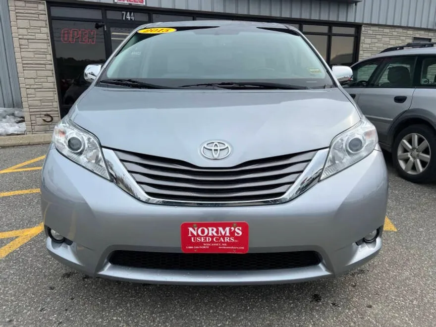 2015 Toyota Sienna XLE photo 1