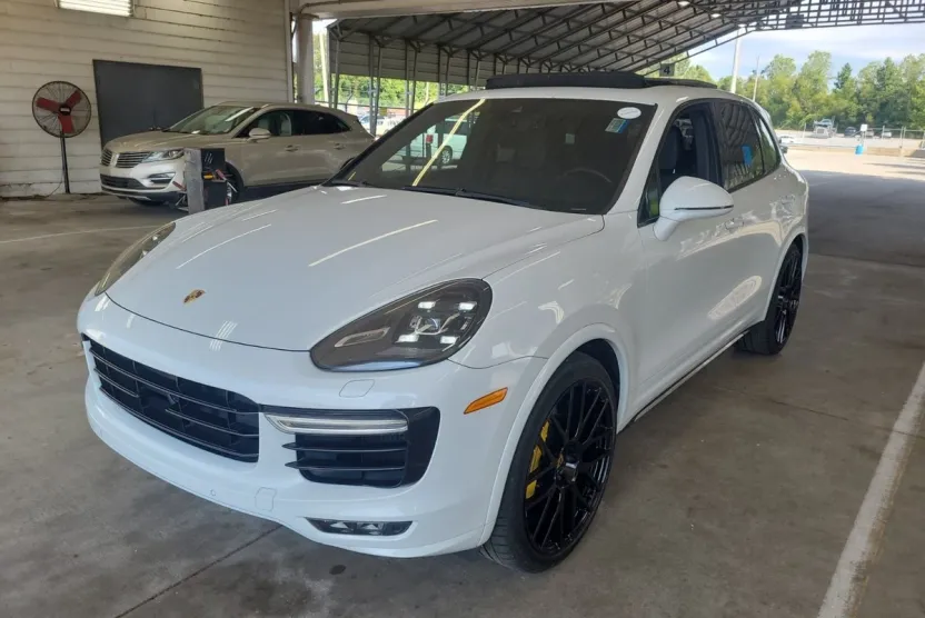 2016 Porsche Cayenne Turbo S photo 1