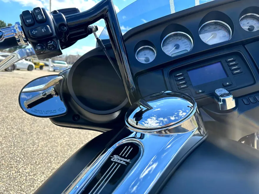 2017 Harley Davidson Street Glide photo 1