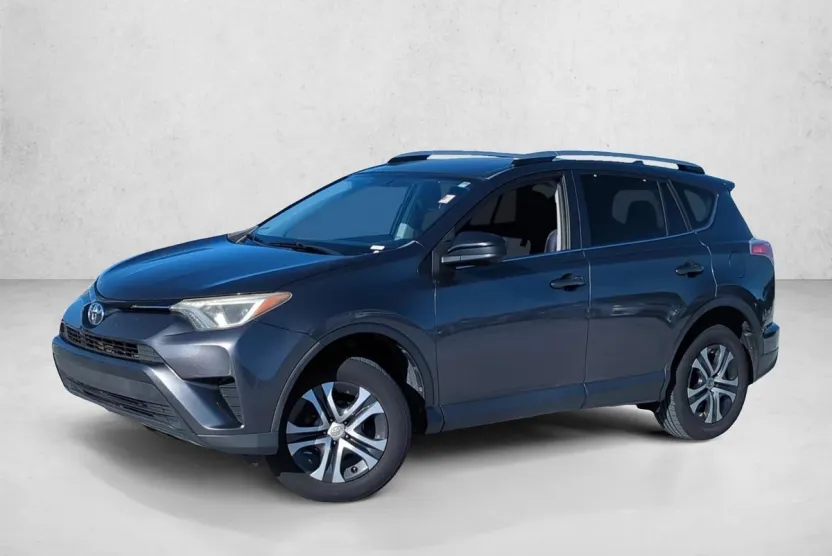 2016 Toyota RAV4 LE photo 1