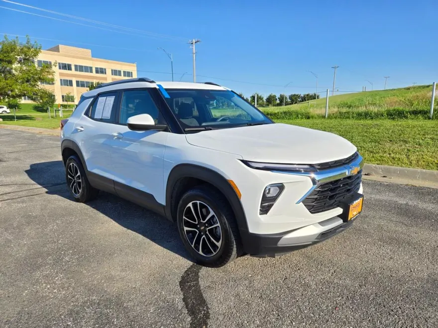 2025 Chevrolet Trailblazer LT photo 1