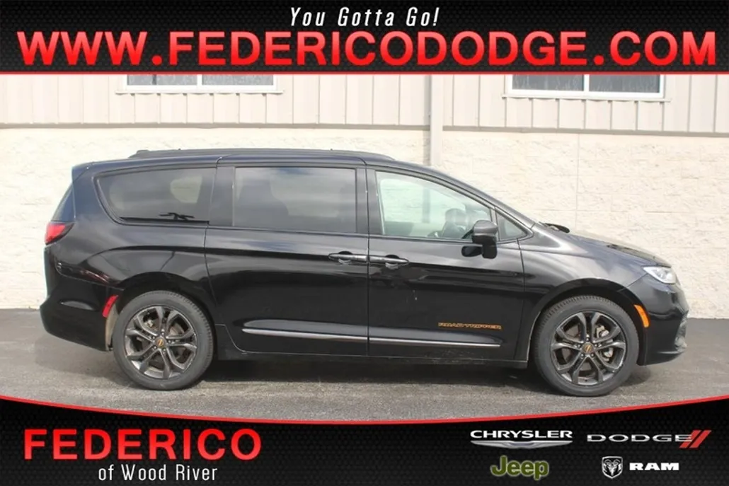 2024 Chrysler Pacifica Touring L photo 1
