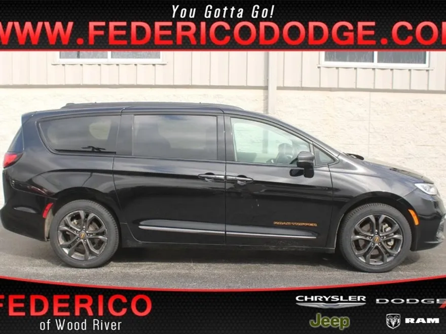 2024 Chrysler Pacifica Touring L photo 1