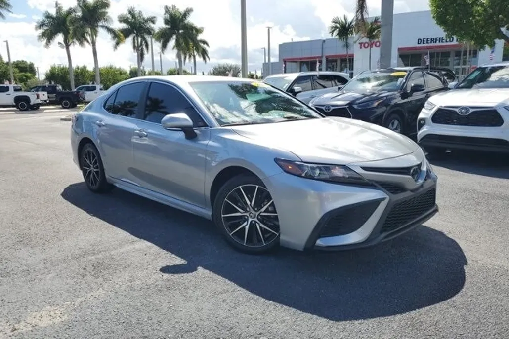 2024 Toyota Camry SE photo 1