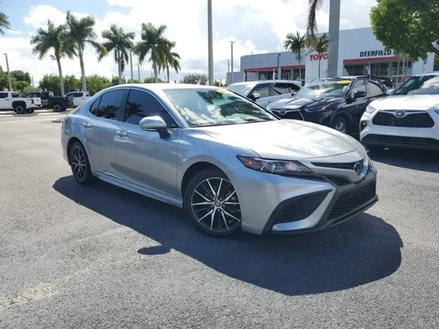 2024 Toyota Camry SE photo 1