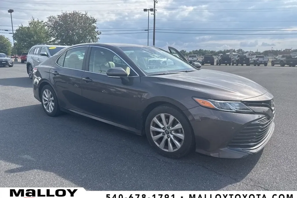 2018 Toyota Camry LE photo 1
