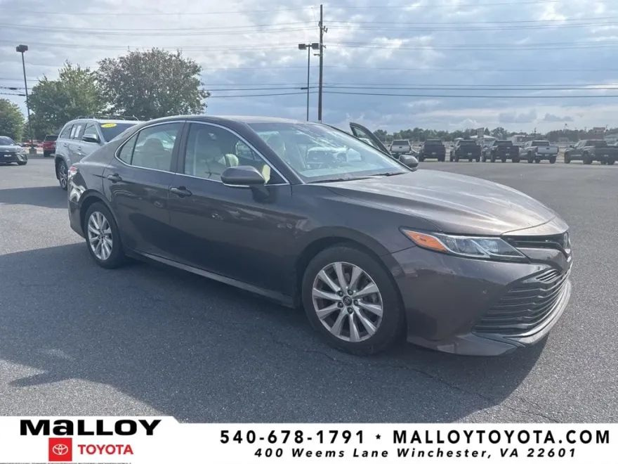 2018 Toyota Camry LE photo 1