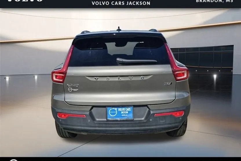 2022 Volvo XC40 T5 AWD R-Design photo 1
